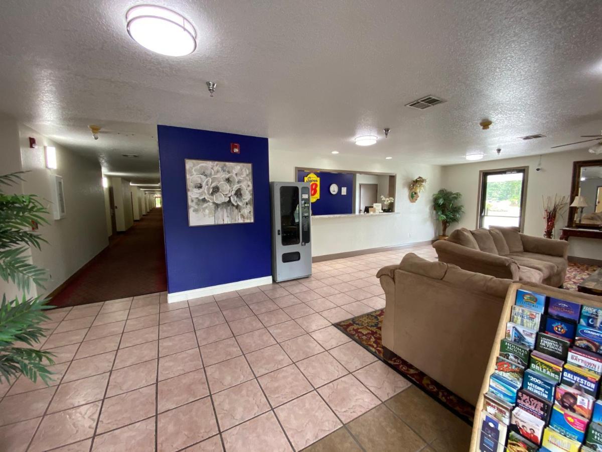 Super 8 By Wyndham Kinder/Coushatta Near Casino Buitenkant foto