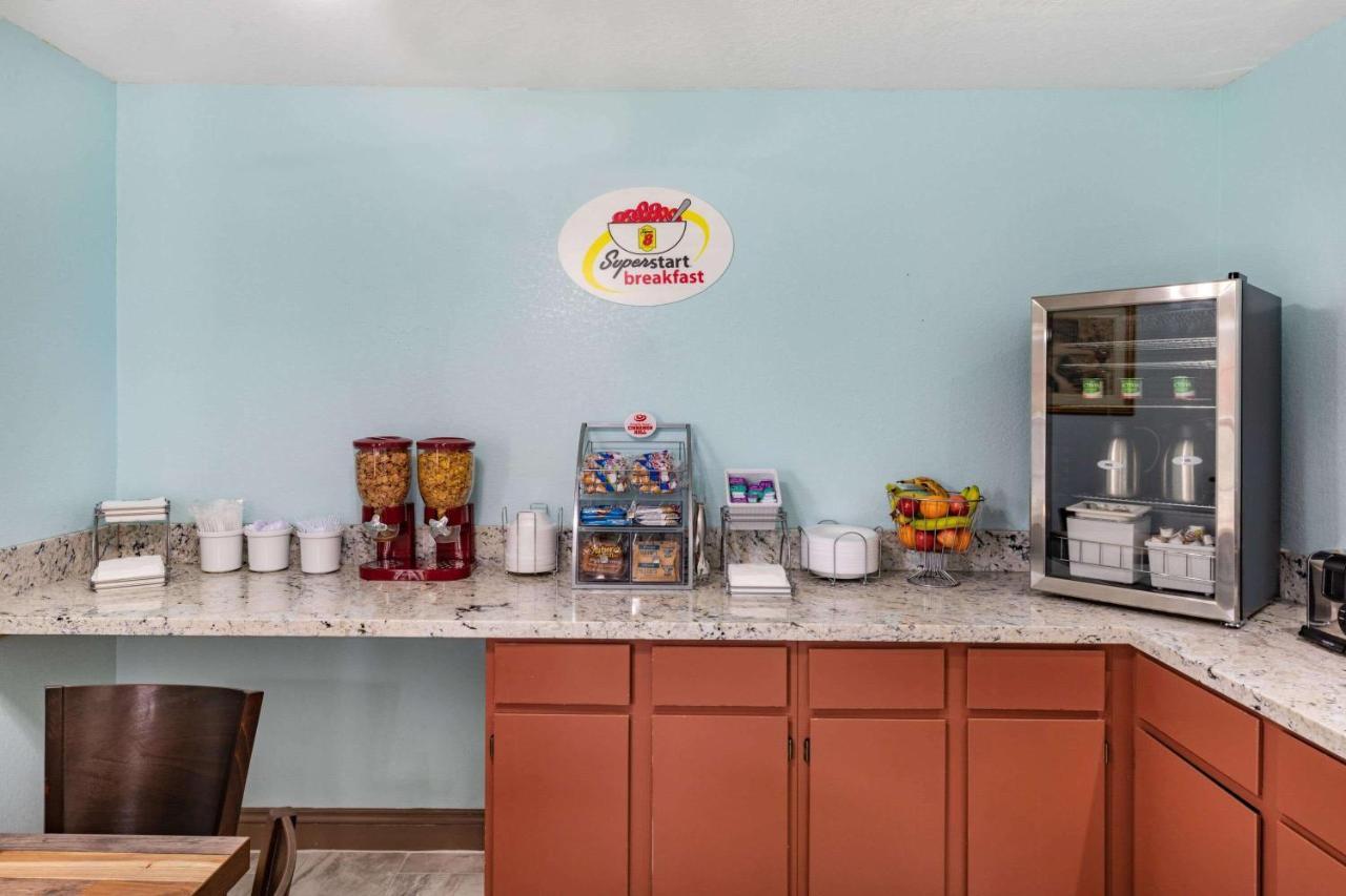 Super 8 By Wyndham Kinder/Coushatta Near Casino Buitenkant foto