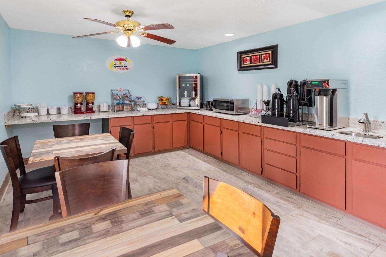 Super 8 By Wyndham Kinder/Coushatta Near Casino Buitenkant foto